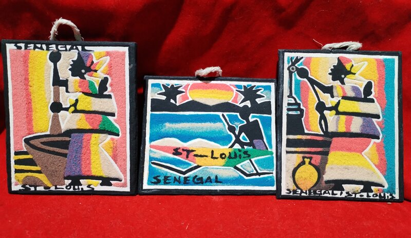 Picturi Senegaleze pe nisip de plaja oceanic si lemn